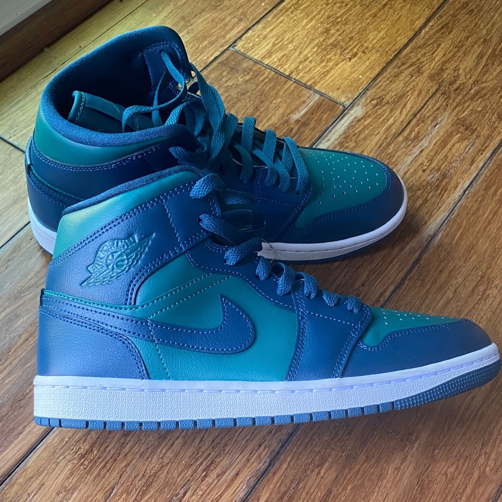 Nike Air Jordan 1 Women's High Top Sneakers Mid in Teal & Navy